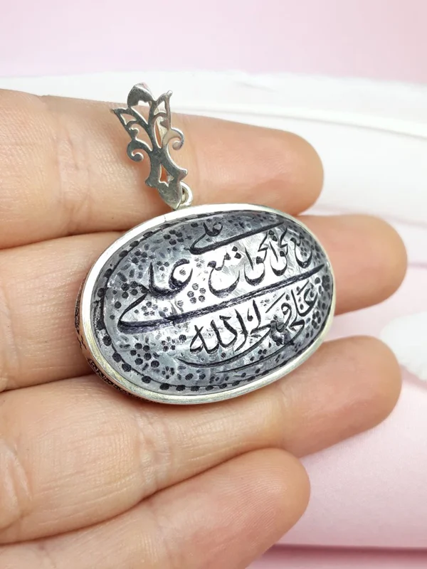 مدال نقره در نجف اصل قاب نقره دست ساز حکاکی علی مع الحق ... همراه حرز امام جواد (ع)