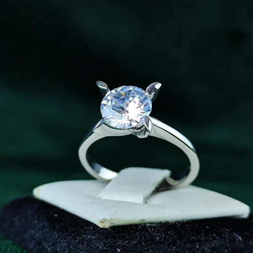 انگشتر نقره سنتاتیک سفید تراش گرد زنانه