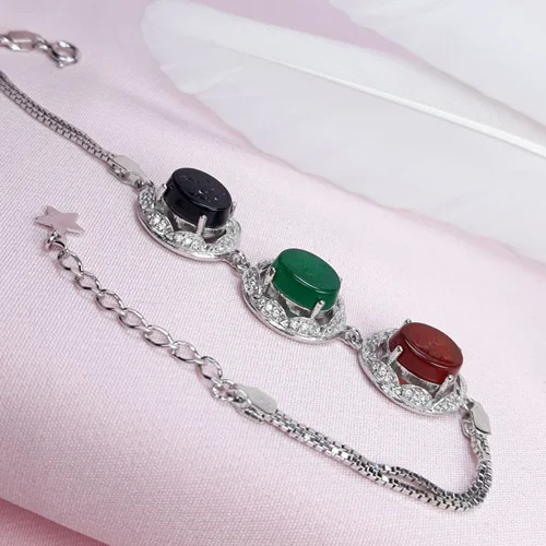 دستبند نقره زنانه سه نگین عقیق خط: یا محمد، یا علی ، یا فاطمه روکش اب رادیوم