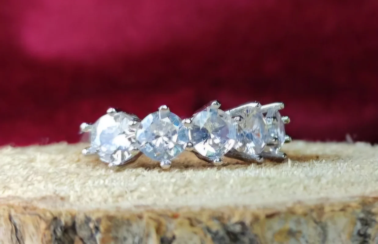 حلقه نقره زنانه سولیتر چند نگین آب رادیوم ترک