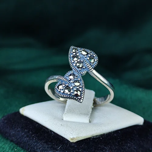 انگشتر نقره مارکازیت طرح برگ زنانه