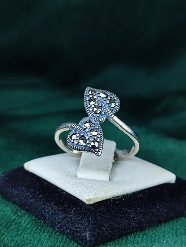 انگشتر نقره مارکازیت طرح برگ زنانه