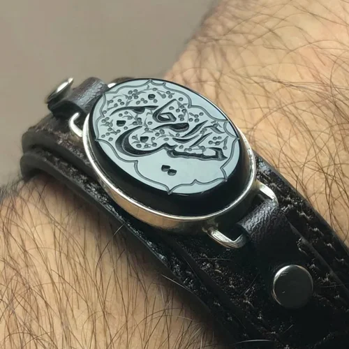 دستبند عقیق مشکی با چرم گاوی طبیعی  نقش حسین آرام جانم