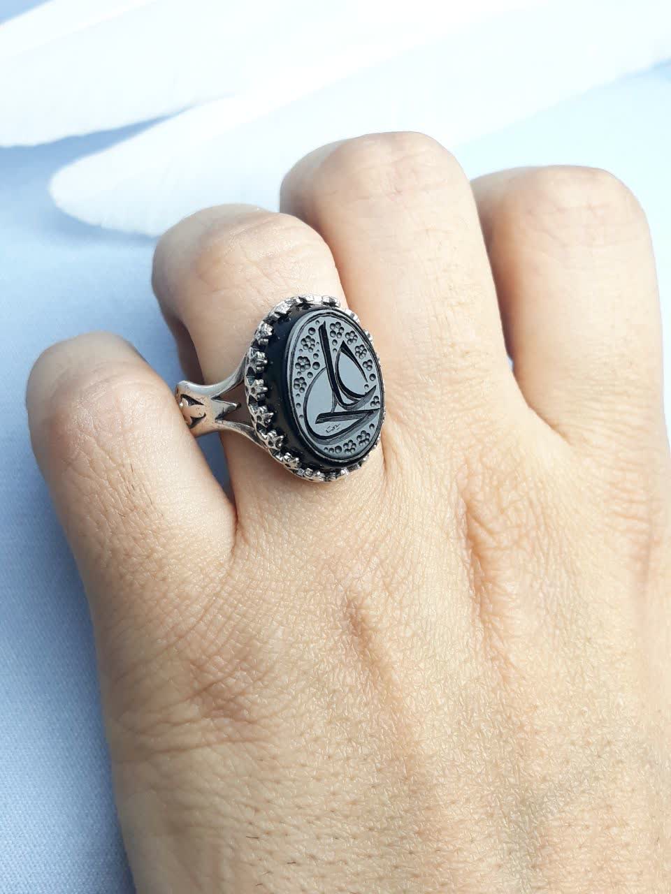 انگشترنقره عقیق مشکی حکاکی نام مبارک امیرالمومنین رکاب طرح نیزه