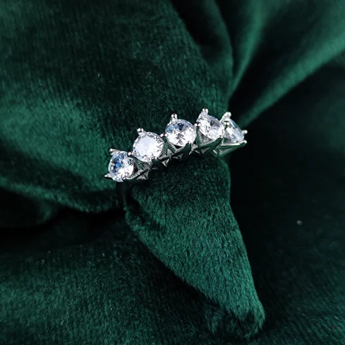 انگشتر نقره جواهری پنج نگین سنتاتیک سفید تراش گرد زنانه