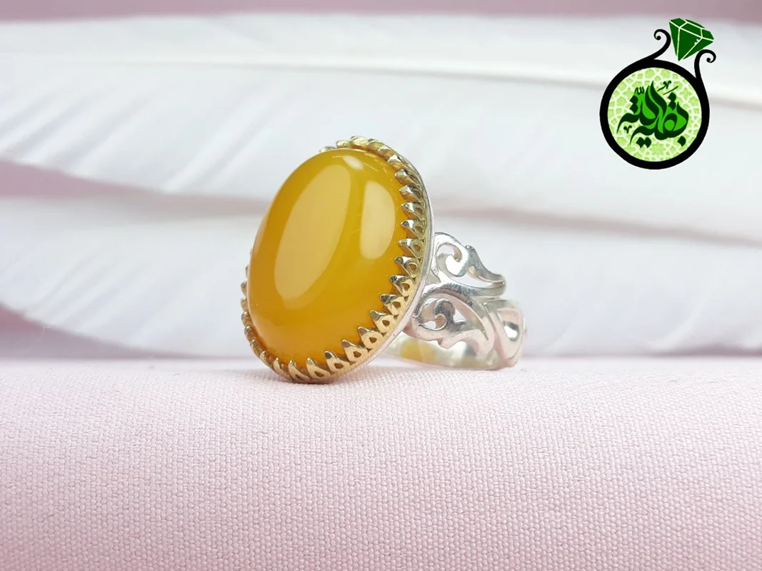 انگشترنقره عقیق زرد شرف الشمس اصل(مزین به دعای شرف الشمس)طرح اشکی تاج برنجی