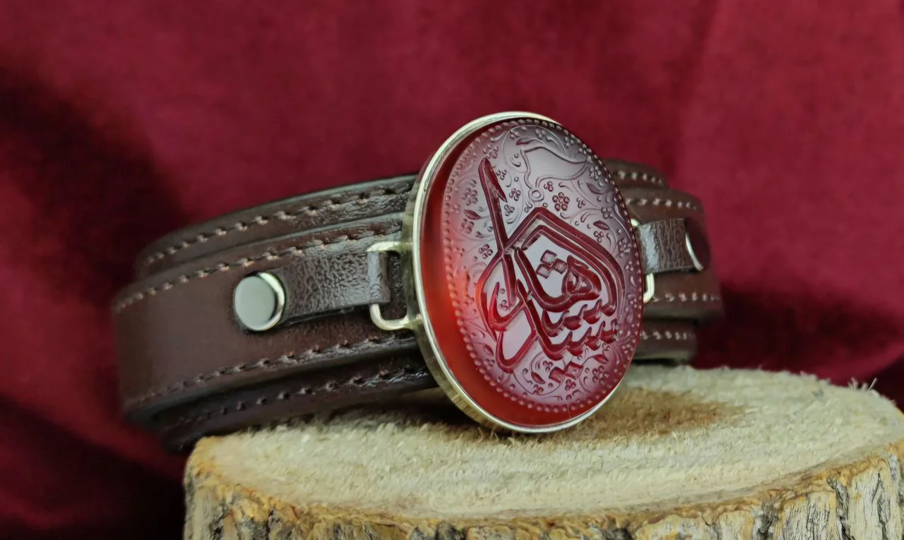 دستبند چرمی عقیق قرمز خطی حکاکی یا سیدالشهدا لیزری قاب نقره دست ساز