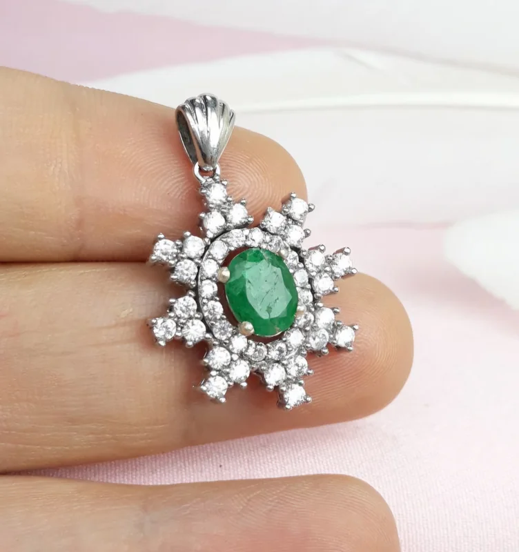 مدال نقره  زمرد زنانه