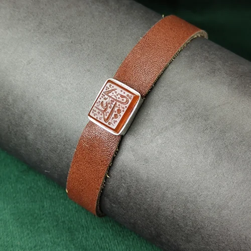 دستبند چرم عقیق یمنی اصل چهار گوش  حکاکی یا علی (ع) قاب نقره قفل اهنربایی