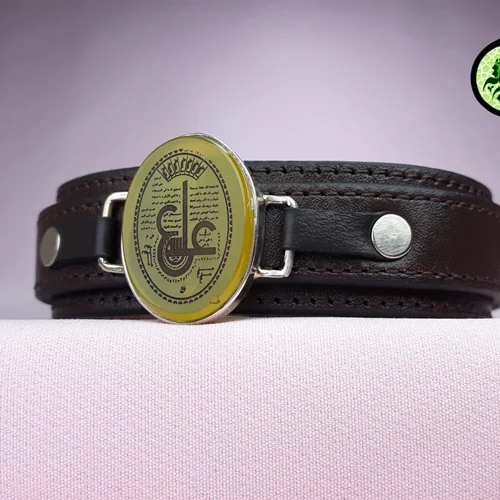 دستبندچرمی عقیق زردشرف الشمس اصل خطی حکاکی دعای ع علی سایز ۱۸×۲۵