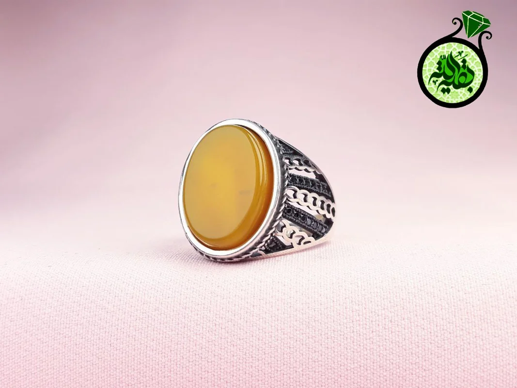 انگشترنقره عقیق زرد شرف الشمس اصل(دعای شرف الشمس)بغل طرح زنجیر سایز ۱۳×۱۸