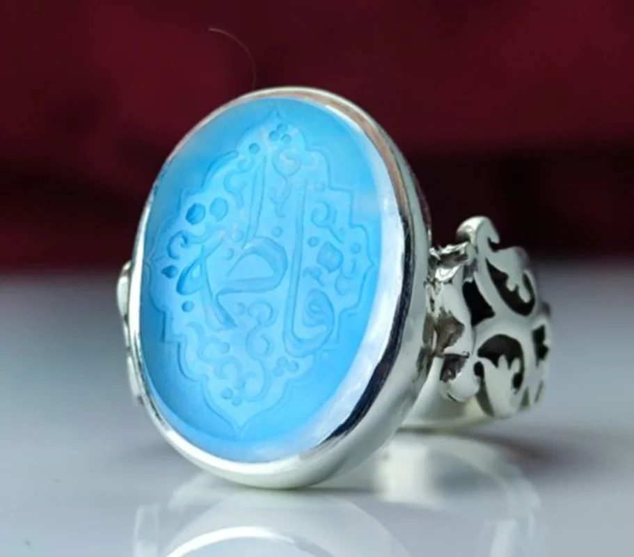 انگشترنقره درنجف خطی زیر نگین فیروزه  حکاکی ذکر مبارک فاطمه (س)