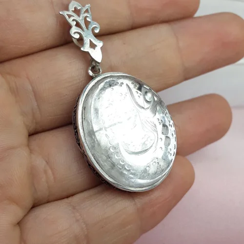 مدال نقره درنجف خطی حکاکی یا علی قاب نقره دست ساز پشت بسته حرز دار همراه تربت امام حسین (ع) دور نگین سوره توحید