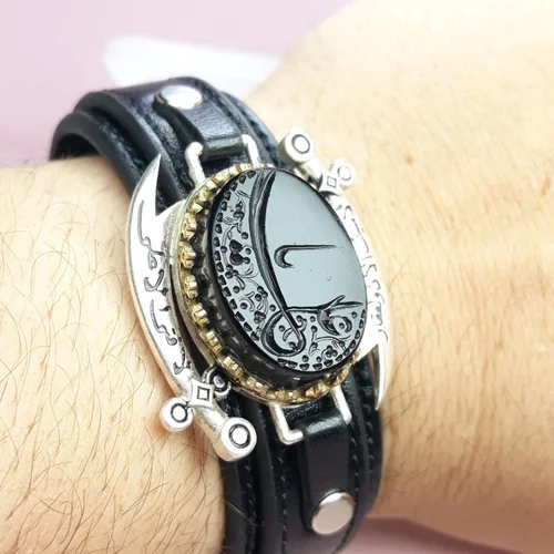 دستبند چرمی عقیق مشکی خطی خط (یاعلی) قاب نقره تاج برنجی طرح ذوالفقار