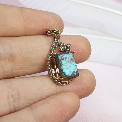 مدال فیروزه نیشابوری اصل چهارگوش آبکاری طلایی طرح مارکازیت