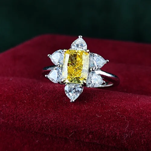 انگشتر نقره هفت نگینه زرد و سفید طرح گل