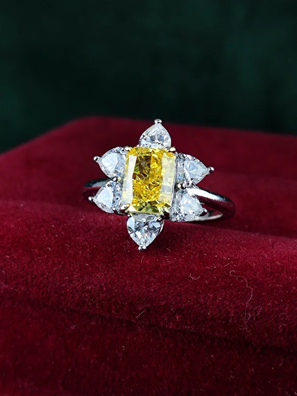 انگشتر نقره هفت نگینه زرد و سفید طرح گل