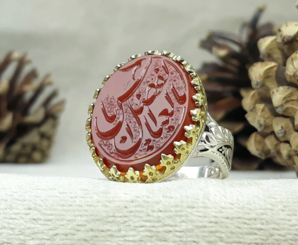 انگشتر نقره عقیق سرخ خطی حکاکی یا ابوالفضل العباس رکاب تاج برنجی طرح طاووس