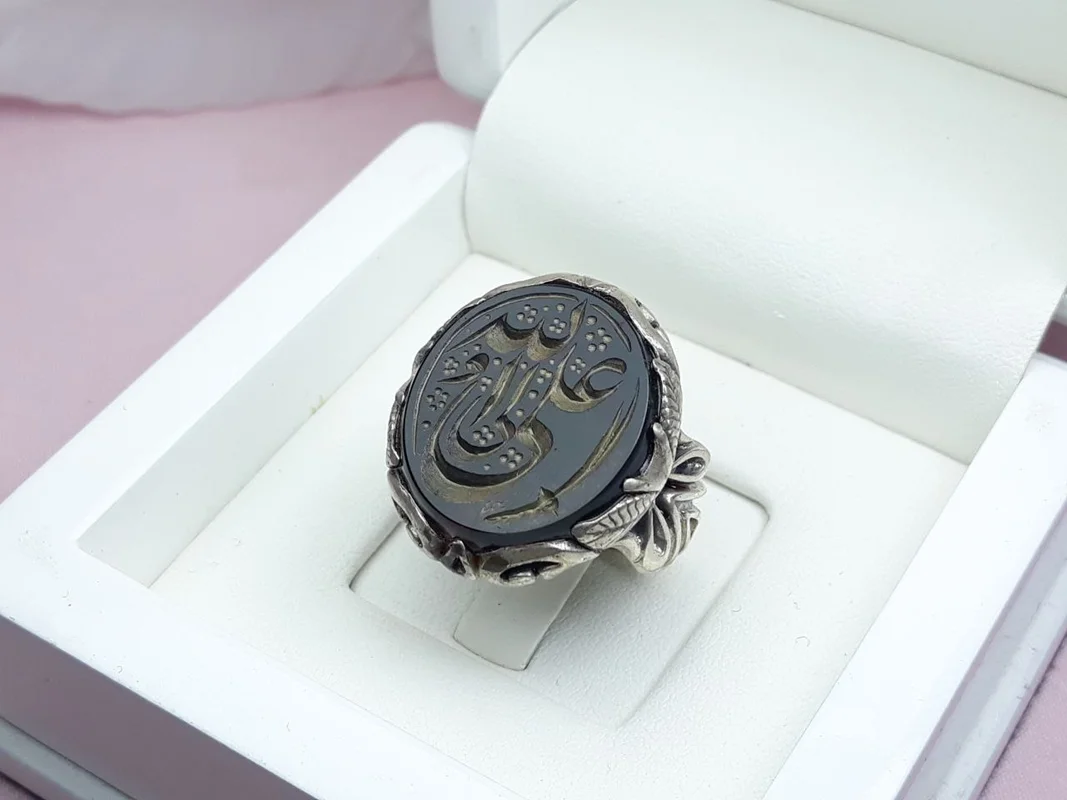 انگشتر نقره عقیق مشکی خطی با خط علی ولی الله