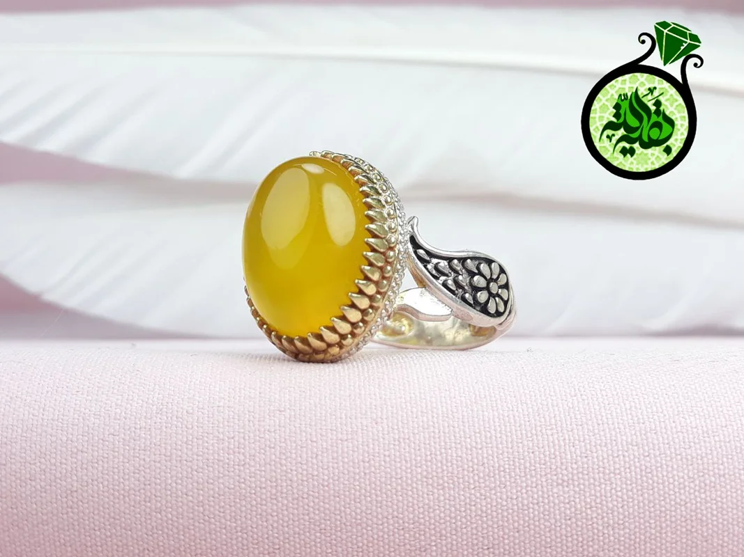 انگشترنقره عقیق زرد شرف الشمس اصل(مزین به دعای شرف الشمس)بغل طرح گل