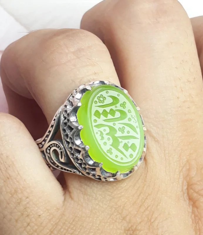 انگشتر نقره عقیق سبز کاهویی خطی حکاکی یا ثارالله بغل رکاب منقش به نام مبارک امیرالمومنین