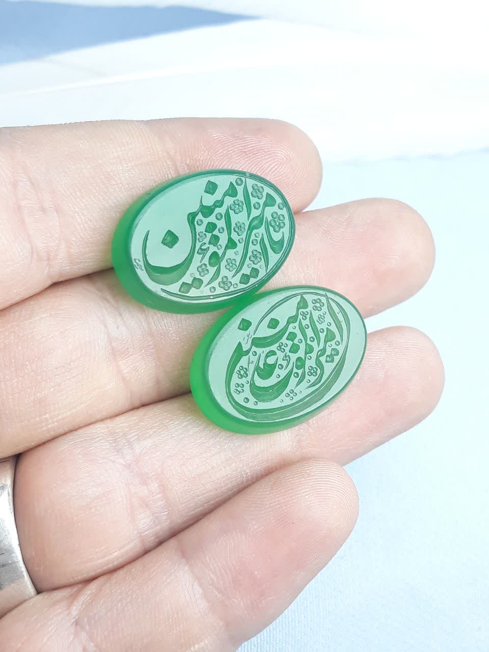 نگین عقیق سبز خطی حکاکی یا امیرالمومنین سایز  ۲۵در۱۸