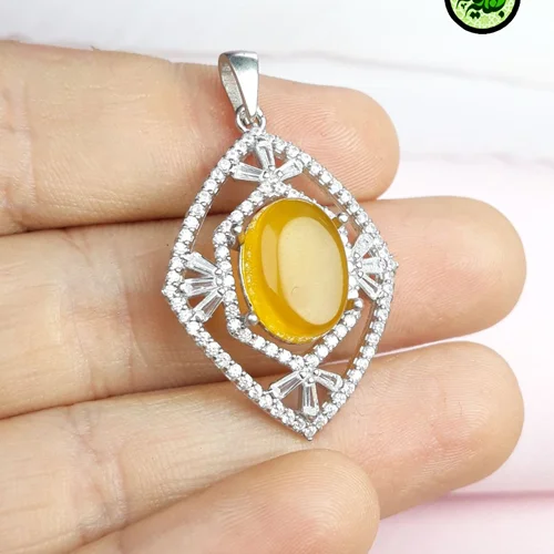 مدال نقره عقیق زردشرف الشمس اصل(مزین به دعای شرف الشمس)روکش اب رادیوم