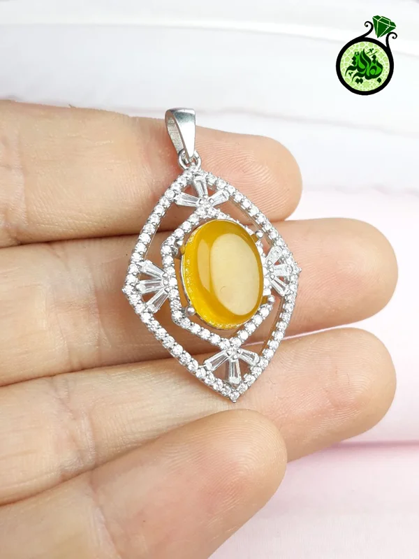 مدال نقره عقیق زردشرف الشمس اصل(مزین به دعای شرف الشمس)روکش اب رادیوم