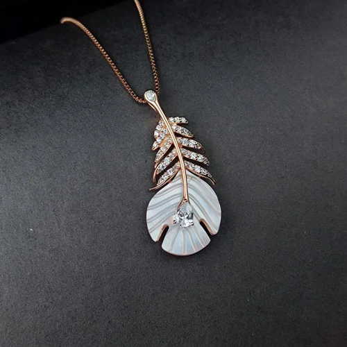 مدال جواهری سنتاتیک سفید اشکی تراش طرح صدف