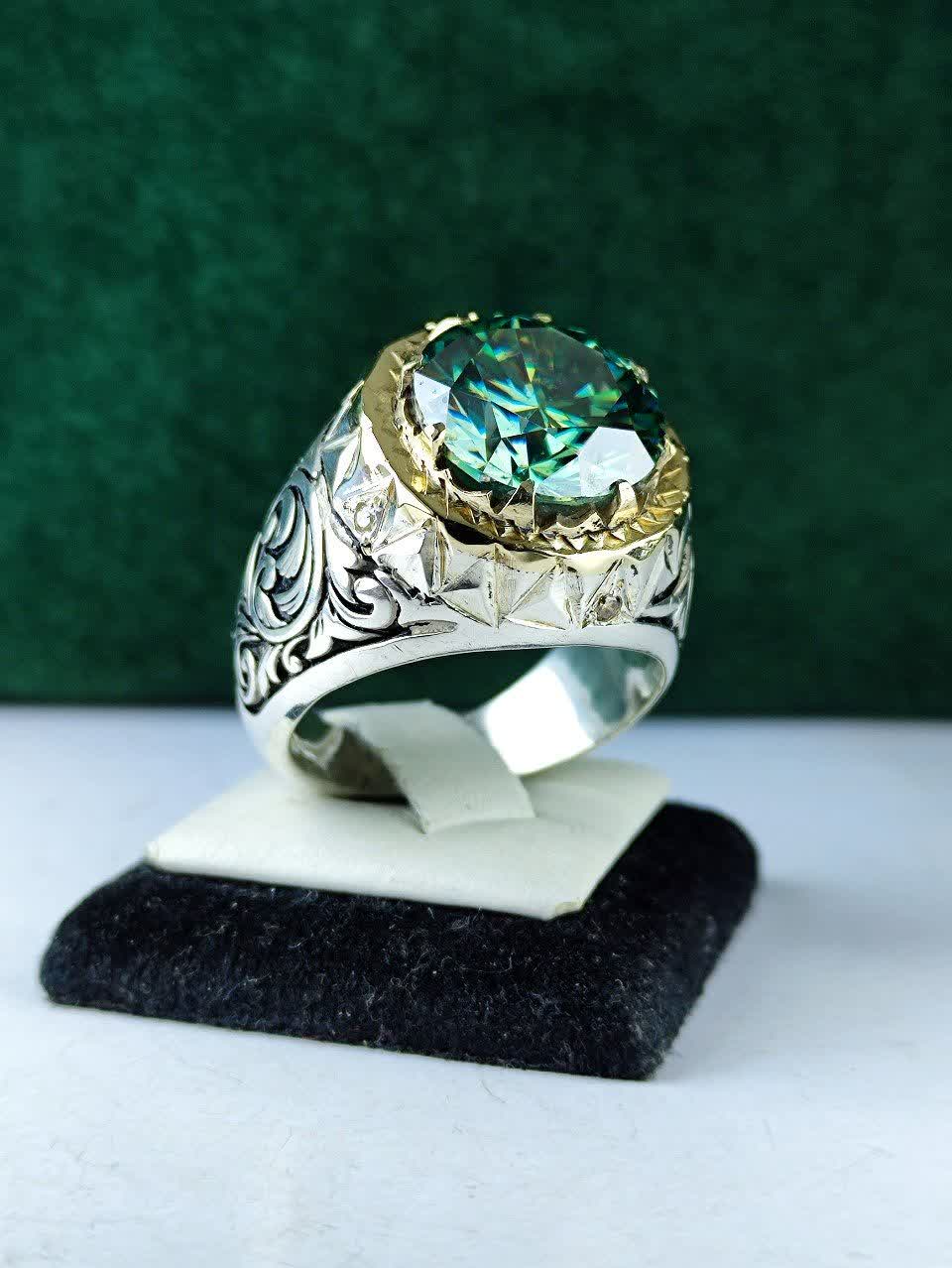 انگشتر نقره موزانایت سبز اصل  مخراج پنج قطعه برلیان اصل  رکاب فیلی چنگی دست ساز  آینه کاری شده