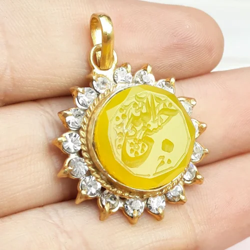 مدال نقره زنانه عقیق زرد خطی حکاکی حسبی الله پشت بسته +حرزکبیر امام جواد (ع)