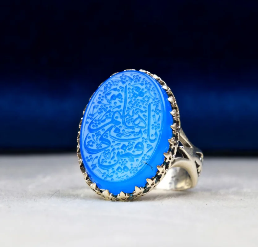 انگشتر نقره عقیق آبی خطی منقش به یا قمر بنی هاشم