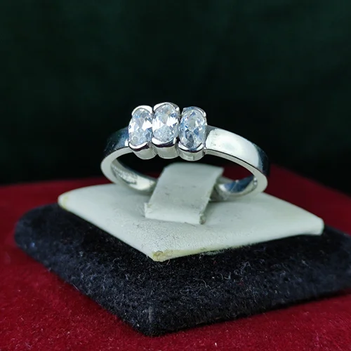 انگشتر نقره سه نگینه سنتاتیک سفید زنانه