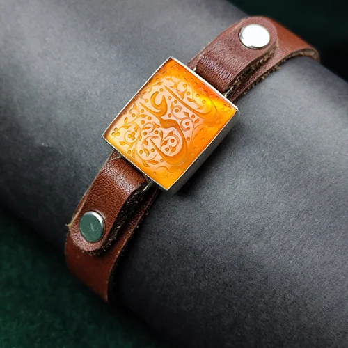 دستبند چرمی عقیق یمنی اصل چهار گوش حکاکی یا علی (ع) قاب نقره دارای قفل آهنربایی