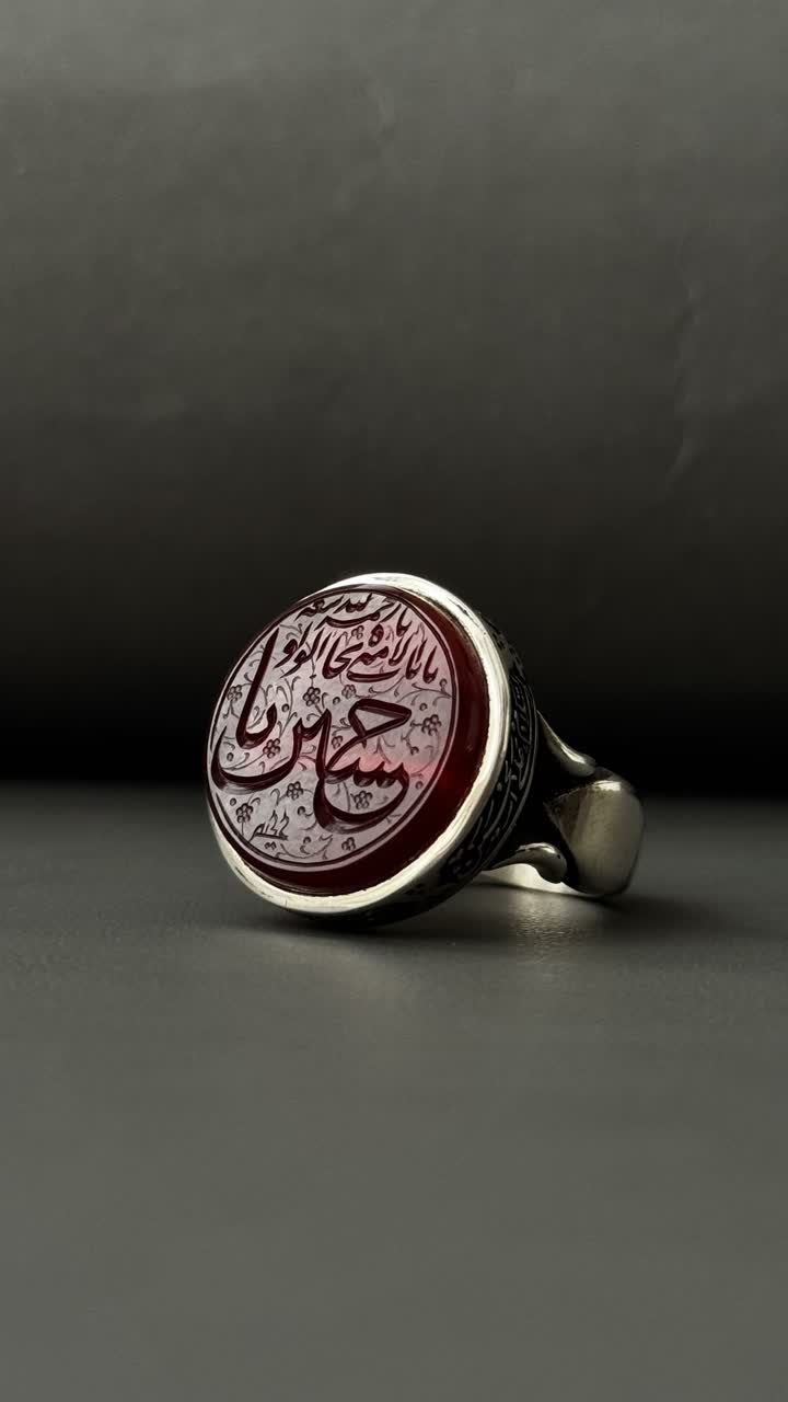 انگشترنقره عقیق یمنی خطی پشت بسته همراه حرز و تربت سیدالشهدا قلم زنی شده