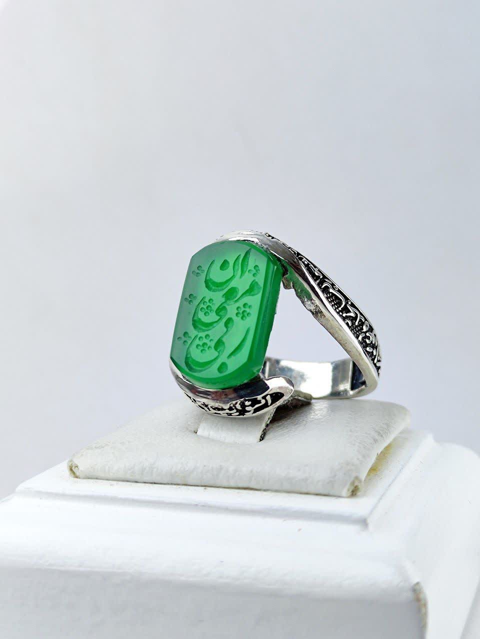 انگشتر نقره عقیق سبز رکاب طرح پیچ قلمزنی حکاکی ان معی ربی