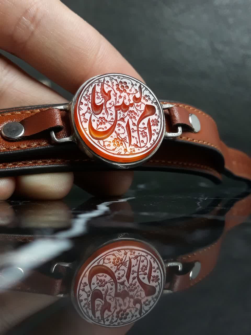 دستبند چرمی عقیق سرخ دورنگ خط درجه یک حکاکی یا ام البنین