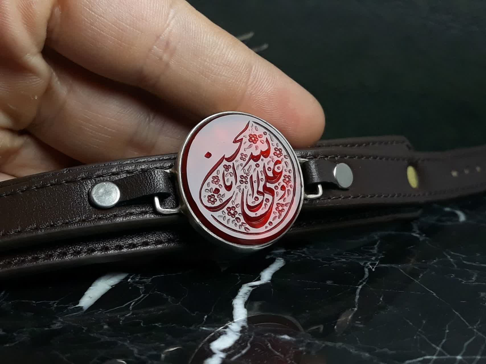 دستبند چرمی عقیق سرخ حکاکی ابالحسن علی ولی الله خط درجه یک